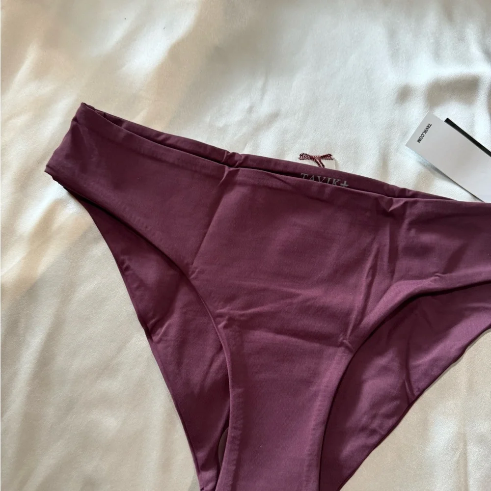 BUNDLE 2 ITEMS FOR $8✨ FINAL SALE✨ TAVIK full coverage swimming bottom 💐